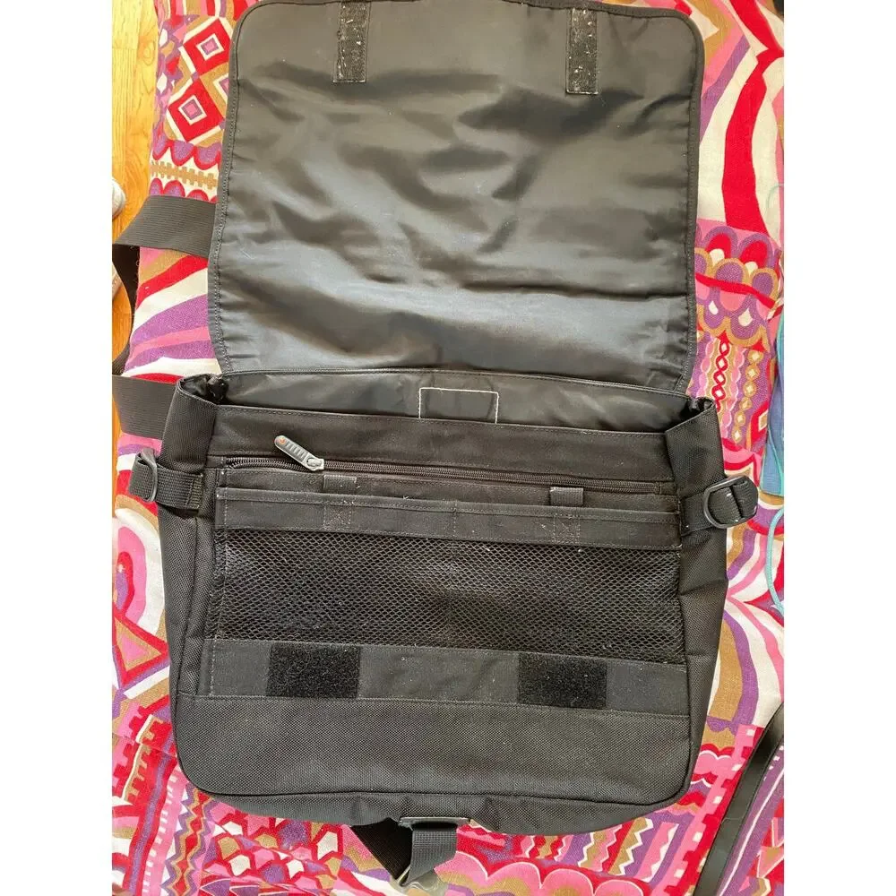 VICTORINOX messenger briefcase crossbody bag black metal closure Swiss army